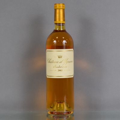 une bouteille de vin posée sur une table