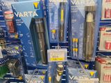 un présentoir présentant divers articles en vente dans un magasin