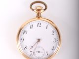 gros plan d'une montre de poche en or sur fond blanc