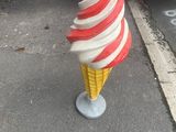 un cornet de glace posé sur un autre cornet dans la rue