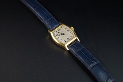 gros plan d'une montre-bracelet sur une surface noire