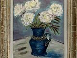 un tableau représentant des fleurs blanches dans un vase bleu posé sur une table