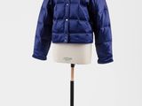 une image d'une veste bleue sur un mannequin