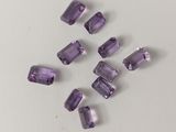 perles d'améthorate violettes sur un fond blanc