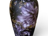 un vase orné de fleurs violettes sur fond blanc