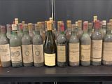 des bouteilles de vin sont alignées sur une table dans une pièce