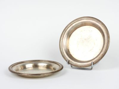 paire d'assiettes en argent plaqué, avec un rebord et une bordure en relief