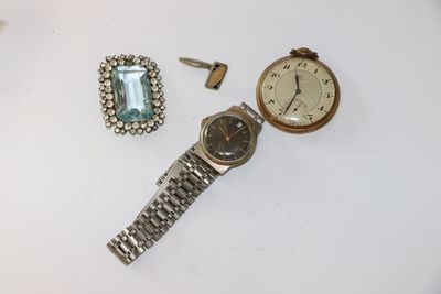 deux montres et une montre-bracelet posées sur une table