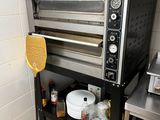 une image d'un four commercial dans une cuisine commerciale
