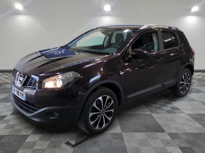 nissan qxv dans une salle d'exposition au sol en damier