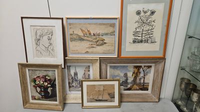 de nombreuses photos encadrées accrochées au mur d'une pièce