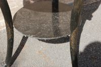 Guéridon rond dit à l'étrusque en bois peint noir et placage… (photo 6)