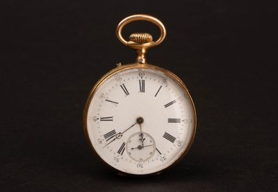 une montre de poche en or avec des chiffres romains