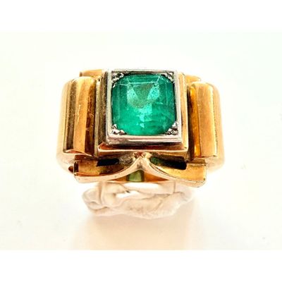 l'image d'une bague contenant une pierre verte