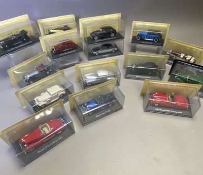 beaucoup de petites voitures dans une vitrine posée sur une table