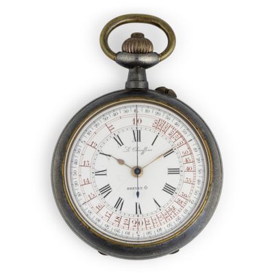 une vieille montre de poche ornée de chiffres romains