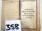 un vieux livre ouvert sur une table