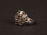 gros plan d'une bague en diamant sur une surface noire