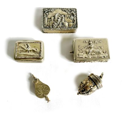 quatre bijoux anciens en argent, dont un coffret, un oiseau et un oiseau