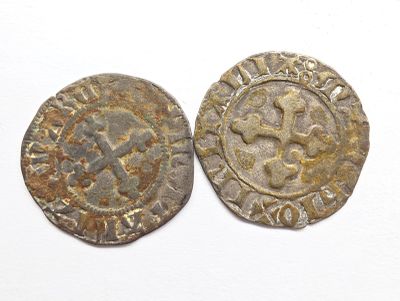 deux pièces d'argent ornées d'une croix au recto et d'une croix au verso