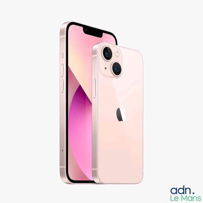 On voit un iPhone 11 avec un appareil photo et un objectif.