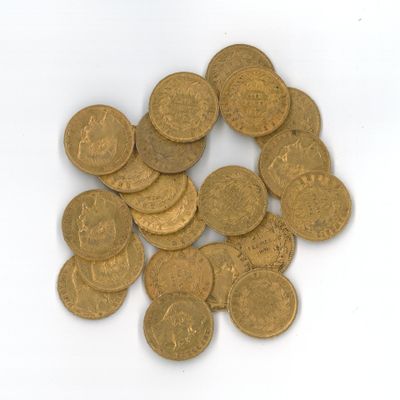 une pile de pièces d'or posée sur une surface blanche