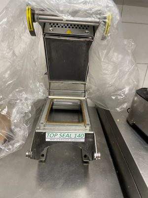 une machine posée sur le comptoir d'une cuisine