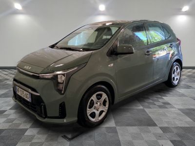 la photo d'une voiture grise garée dans un garage