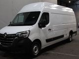 une camionnette blanche garée dans un parking