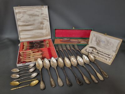 beaucoup de cuillères et de couteaux-cuillères dans un coffret