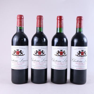 trois bouteilles de vin rouge posées côte à côte sur une table