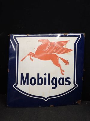 une vieille enseigne Mobilgas en porcelaine sur laquelle figure un oiseau en plein vol