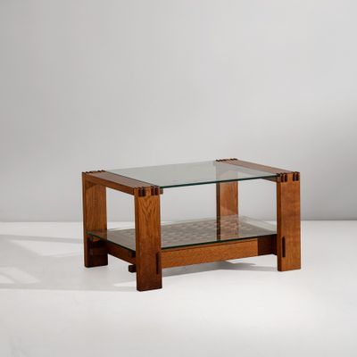 une photo d'une table basse en verre et en bois posée sur une surface blanche