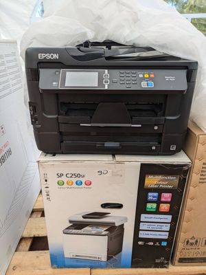 une imprimante posée sur une boîte, elle-même posée sur une palette