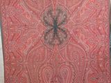 une image représentant un motif paisley rouge et marron sur une nappe