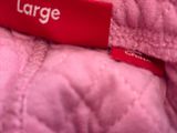 l'étiquette d'une veste rose indiquant « L »
