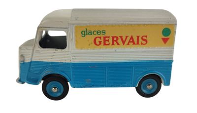 un petit camion miniature avec une pancarte sur le côté