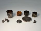 de nombreux objets métalliques de toutes sortes sur une surface blanche