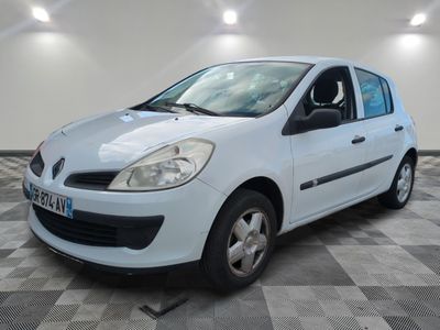 la petite voiture blanche est garée dans la pièce au sol en damier