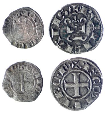 trois pièces d'argent ornées d'une croix au recto et d'une croix au verso