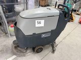 une machine posée sur le sol dans un entrepôt