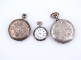 trois types de montres de poche sur une surface blanche