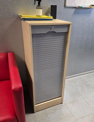 une chaise rouge dans un coin de la pièce, à côté d'une chaise rouge