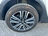 un gros plan d'un pneu sur la jante d'une voiture