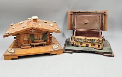 47 / C6 / Lot de deux chalets en bois dont une boite à…