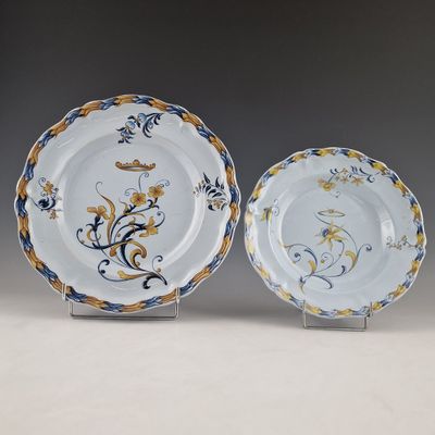 deux assiettes bleues et blanches ornées de motifs floraux, posées sur une table