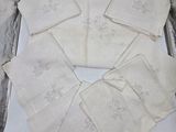 six serviettes blanches dans une boîte posée sur une table