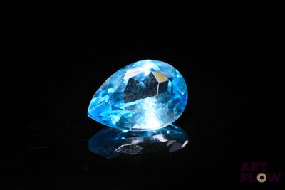 gros plan d'un diamant bleu sur une surface noire
