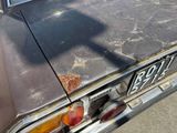 an old car with a broken license plate on it