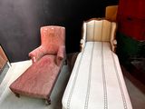 deux chaises et un canapé dans une pièce où se trouvent des cartons par terre